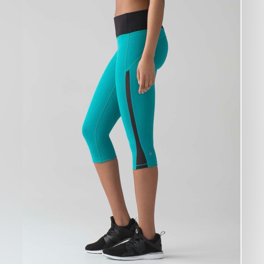 Lululemon Smooth Stride Crop in Viridian Green/Black Size 8